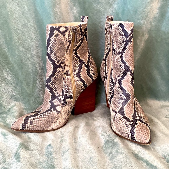 Bleecker & Bond “Kailey” Faux Snake Skin Wedge Leather Booties Women’s Size 8 - Picture 2 of 8